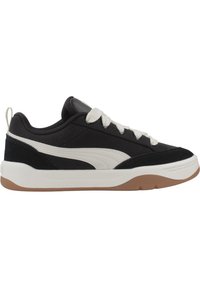 Sneaker bianco e nero con tomaia nera testurizzata, accenti bianchi lisci e suola in gomma marrone. I lacci sono bianchi e arrotondati.
