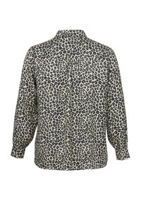 Langärmlige beigefarbene Bluse mit schwarzem und braunem Leopardenmuster, geknöpften Manschetten und einer Rückenpasse mit gerafftem Stoff unter dem Kragen.