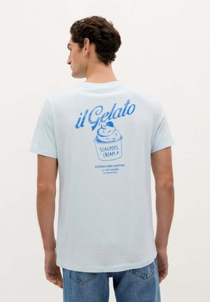 Lichtblauwe katoenen T-shirt met ronde hals; beschikt over een grafische print van gelato in een beker en blauwe tekst op de achterkant.
