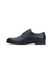 Scarpa da uomo in pelle nera con finitura liscia, punta rotonda, cinque occhielli e tacco basso. Design semplice con accenti minimi.