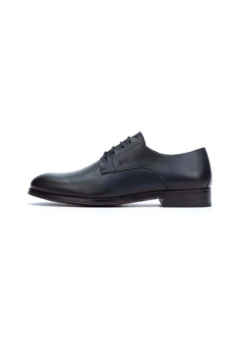 Scarpa da uomo in pelle nera con finitura liscia, punta rotonda, cinque occhielli e tacco basso. Design semplice con accenti minimi.