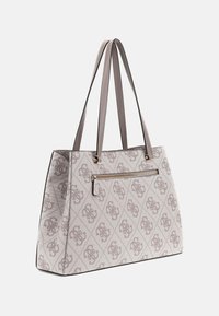 Torba tote o teksturze z wzorem w romby w jasnym beżu i taupe, z dwiema długimi rączkami i przednią kieszenią na zamek.