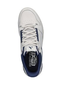 Witte sneaker met blauwe accenten, gemaakt van leer en mesh, ronde neus, vetersluiting, geperforeerde details en een merk-inlegzool.