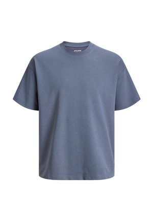 Tricou albastru simplu, cu mâneci scurte, guler rotund, croială lejeră și etichetă mică albă cu logo în interiorul gulerului.