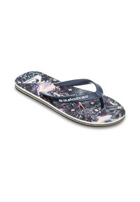 Enkelt Quiksilver flip-flop med marineblå rem og farverigt blomster- og abstrakt print på sålen, vippet på hvid baggrund.