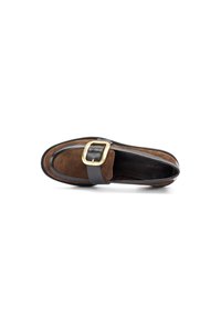 Mocasín de gamuza marrón con una tira de cuero negro y detalle de hebilla en tono dorado. Presenta un diseño de punta redondeada y un forro interior suave.