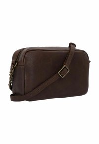 Bolso cruzado de cuero marrón con un acabado texturizado, de forma rectangular, cierre de cremallera y una correa ajustable con herrajes de metal.