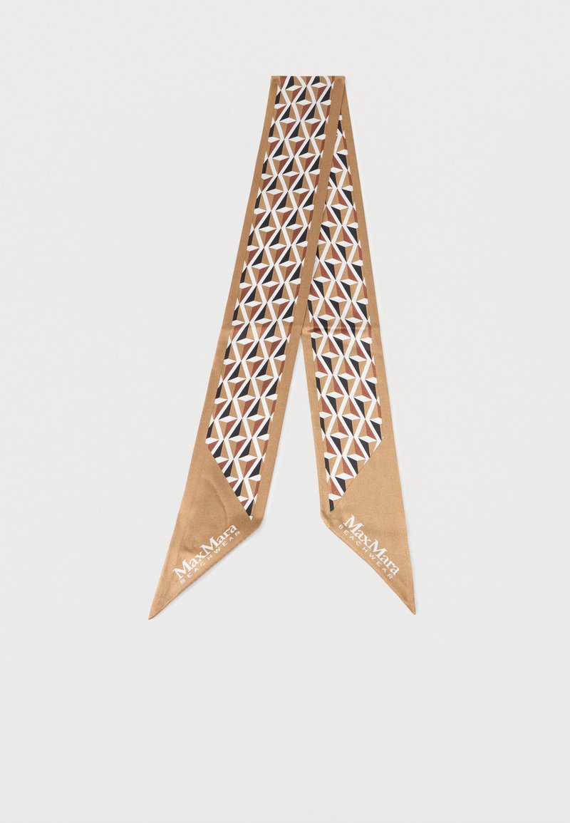 Μακρύ, στενό μπεζ κασκόλ με γεωμετρικό μοτίβο σε λευκό, μαύρο και καφέ, με το κείμενο "Max Mara Beachwear" σε κάθε μυτερό άκρο.