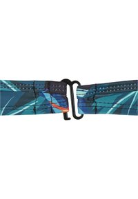 Állítható pánt színes geometriai mintával, kék árnyalatokban, fekete fémrészekkel a záródáshoz, és varrott részletekkel a szélein.