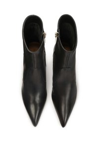 Botines de cuero negro hasta el tobillo con punta afilada y cremalleras laterales. Textura suave con un diseño elegante y minimalista. Sin patrones visibles.