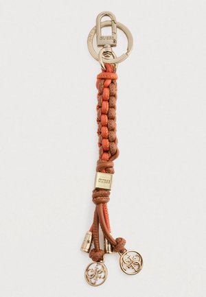 Porte-clés en cuir tressé marron et orange avec quincaillerie dorée, comportant deux pendentifs circulaires avec un logo. Mesure environ 25 centimètres de long.