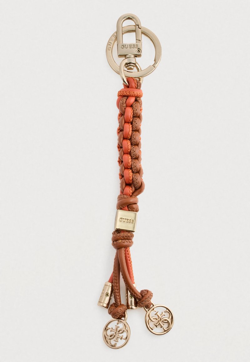 Portachiavi realizzato in pelle intrecciata marrone e arancione con finiture dorate, dotato di due ciondoli circolari con un logo. Le sue dimensioni sono di circa 25 cm di lunghezza.