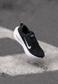 Nike Performance VOMERO PLUS - Tenisice za cestovno trčanje - black/white/cool grey/metallic dark grey/summit white