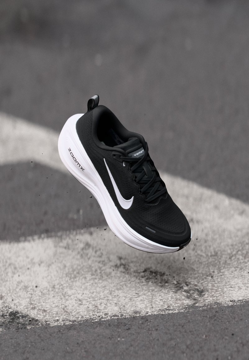 Nike Performance VOMERO PLUS - Tenisice za cestovno trčanje - black/white/cool grey/metallic dark grey/summit white