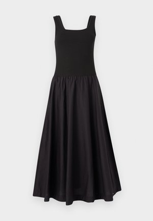 Robe noire avec un corsage ajusté à côtes, décolleté carré et jupe évasée froncée, en tissu léger.