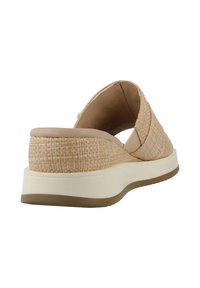 Sandali piattaforma intrecciati beige con tomaia testurizzata, soletta sagomata e suola bianca flessibile con fondo beige.