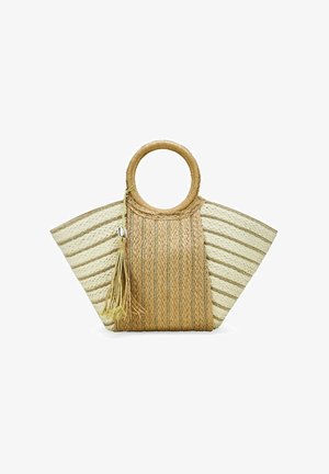 Bolso de paja trenzada con un mango redondeado, que presenta franjas alternas claras y oscuras, y un tassel decorativo con un acento de concha.