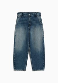 Ljusblå jeans med en avslappnad, vid ben-design. Tillverkade av denim med blekta områden vid låren. Inkluderar fem fickor och knäppning med knapp.