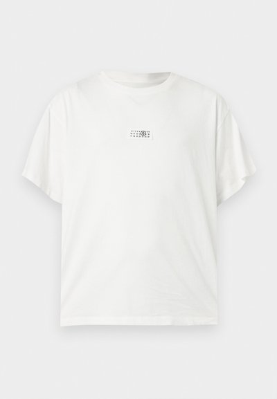 Biele bavlnené tričko s krátkymi rukávmi a štvorcovou náprsnou vreckovou potlačou so vzorom čísiel a číslom 6. Bežný strih, hladká textúra.