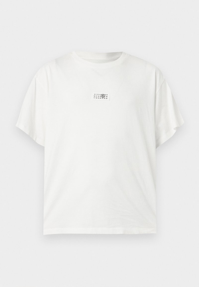 T-shirt en coton blanc à manches courtes avec un imprimé de poche carrée comportant des chiffres et un 6. Coupe régulière, texture lisse.