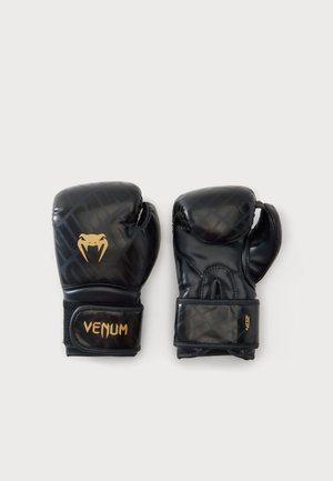 Paire de gants de boxe noirs Venum avec logo et texte dorés, montrant les vues avant et arrière, sur fond gris clair.