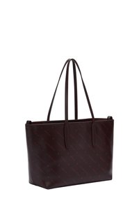 Burgundowa skórzana torba na ramię z dwoma długimi uchwytami, z delikatnym wzorem wytłoczonego logo na całej powierzchni i zorganizowanym prostokątnym kształtem.