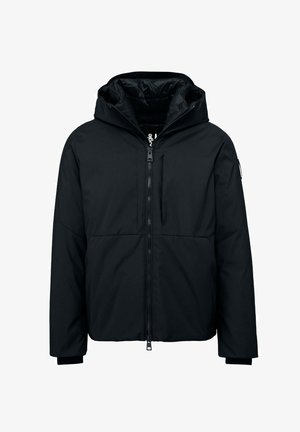 Giacca invernale nera con cappuccio, cerniera frontale e interno imbottito, progettata per il freddo con polsini aderenti e uno stile elegante e minimalista.