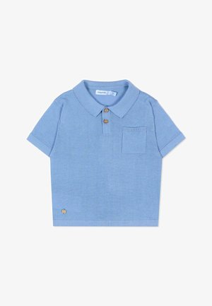 Jasnoniebieska koszulka polo z krótkim rękawem dla dzieci, z dwoma brązowymi guzikami, kieszonką na piersi oraz małym, okrągłym beżowym logo przy krawędzi.