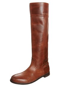 Brązowy skórzany but do jazdy konnej z wysoką cholewą, zaokrąglonym noskiem, widocznym przeszyciem, ozdobnym paskiem i płaską podeszwą.