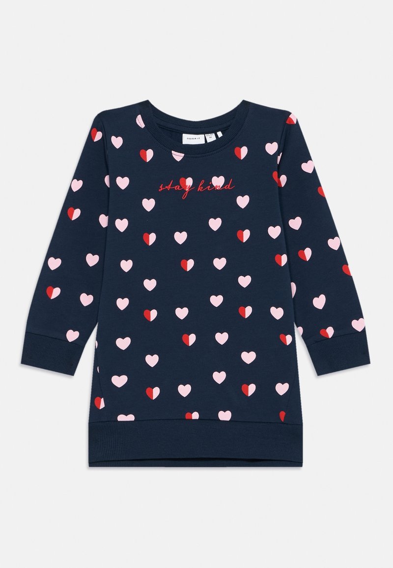 Robe bleu marine à manches longues avec des motifs de cœurs roses et rouges et texte rouge "stay kind" sur la poitrine.