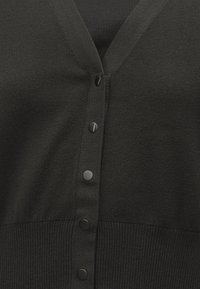 Zwarte cardigan met een V-halsontwerp, geribbelde textuur aan de zoom en zwarte knopen aan de voorkant.