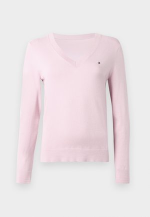 Maglione rosa a V con maniche lunghe, realizzato in morbido tessuto a maglia. Presenta un sottile logo del brand sul lato sinistro del petto. Polsini e orlo rifiniti.