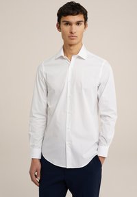 Witte langmouwige overhemd met knopen, gemaakt van katoen, met een klassieke kraag, gebogen zoom en een fitted ontwerp. Voorzien van knopen aan de voorkant.