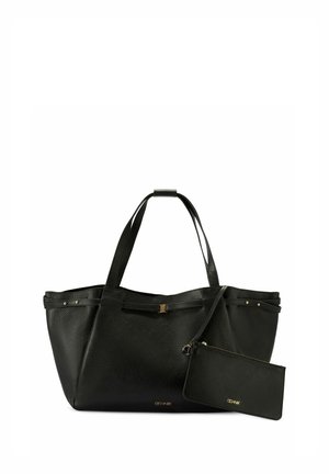 Czarna torba typu tote z teksturowanej skóry, z dwoma paskami na ramię oraz dopasowaną, zapinaną na zamek saszetką przymocowaną paskiem, widoczne złote logo marki.