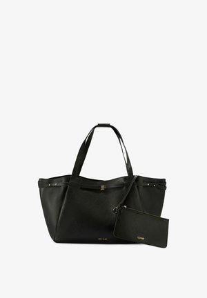 Czarna torba typu tote z teksturowanej skóry, z dwoma paskami na ramię oraz dopasowaną, zapinaną na zamek saszetką przymocowaną paskiem, widoczne złote logo marki.