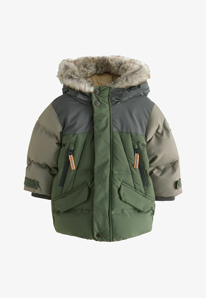 Manteau d’hiver vert et gris pour enfant avec capuche doublée de fourrure, fermeture éclair devant, boutons-pression et plusieurs poches avec tirettes de fermeture éclair orange.