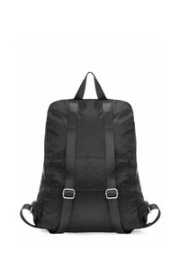 Czarny nylonowy plecak z regulowanymi, wyściełanymi paskami, dwoma kieszeniami bocznymi i uchwytem na górze do noszenia. Gładka tekstura, prostokątny kształt.