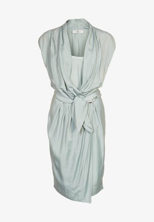 Robe bleu clair sans manches avec col drapé et ceinture nouée à la taille, longueur genou, en tissu doux et fluide.