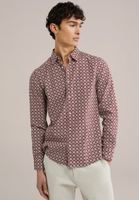 Langemouwen shirt met een rood-wit bloemenpatroon. Knoopsluiting met een klassieke kraag, gemaakt van lichtgewicht stof.
