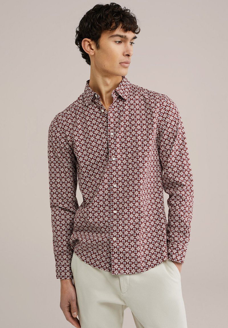 Langemouwen shirt met een rood-wit bloemenpatroon. Knoopsluiting met een klassieke kraag, gemaakt van lichtgewicht stof.