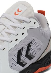 Weiße und graue Sportschuhe aus Mesh- und synthetischen Materialien, mit strukturierten schwarzen Akzenten, orangefarbener Fersenschlaufe und gemustertem Seitendesign.