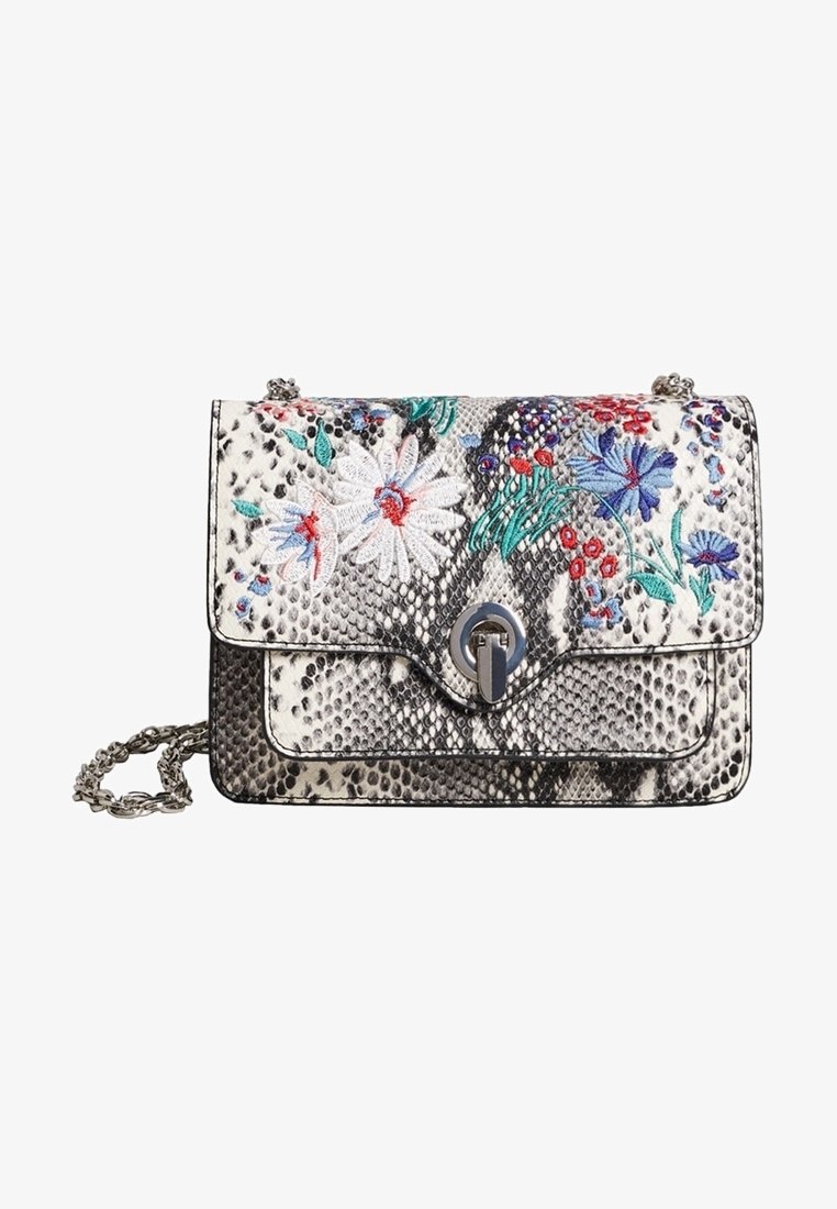 Sac à main à motif python avec broderies florales multicolores, quincaillerie en argent, fermeture à rabat et anse en chaîne. Surface texturée.