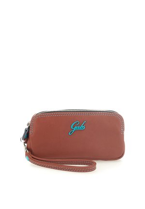 Bracciale da polso in pelle marrone con logo blu "Gabs", cuciture bianche, chiusura con zip e cinturino staccabile abbinato su sfondo bianco.