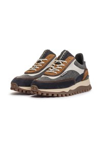 Sneaker multicolori con un mix di suede e tessuto nelle tonalità di grigio, marrone e blu navy, dotate di una suola robusta e testurizzata e chiusura con lacci.