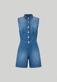 Bezrukávový modrý denimový overal s límečkem, předním zapínáním na knoflíky, přiléhavým pasem a šortkami do kolen na jednobarevném pozadí.