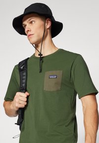 Patagonia DAILY POCKET TEE - Paprasti marškinėliai - torrey pine green
