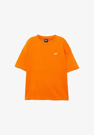 Helles orangfarbenes T-Shirt mit kurzen Ärmeln, kleinem weißem Logo auf der linken Brust und rundem Halsausschnitt vor weißem Hintergrund.