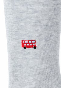 Graue Socken aus weichem Stoff mit einem roten und blauen gestickten Design eines Doppeldeckerbusses. Detaillierte Textur und Muster sichtbar.