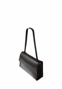 Sac à épaule en cuir noir avec fermeture à rabat et bandoulière réglable avec boucle dorée, présenté sur fond blanc.