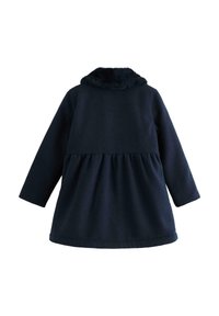 Cappotto blu navy a maniche lunghe con vita arricciata e colletto in pelliccia morbida, mostrato da dietro su sfondo bianco.